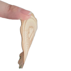 Holzaufkleber in Ahorn sind biegsam und können auch auf unebenen Flächen angebracht werden - Made by ebets®
