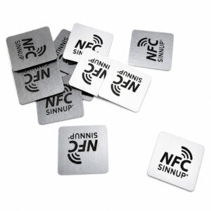 Individuelle NFC Aufkleber mit Lasergravur in silber - aufkleber.at